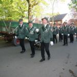 Symbol für den Zusammenhalt in Vorhelm: Viele Hände packten am Montagabend bei der Aufstellung des Maibaums an.